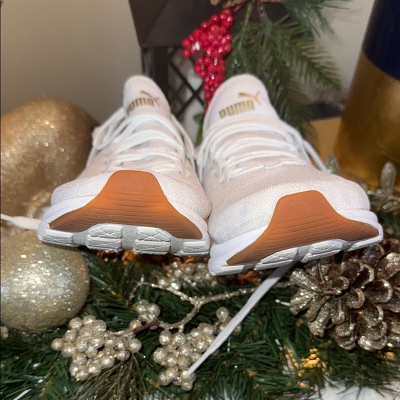 Puma White Sneakers Sleek Low-Top Design - Picture 6 of 7